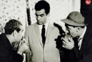 تقی ظهوری و عبدالله محمدی در حال بوسیدن دست ناصر ملکمطیعی؛ سال ۱۳۳۹ / عکس
