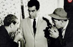 تقی ظهوری و عبدالله محمدی در حال بوسیدن دست ناصر ملکمطیعی؛ سال ۱۳۳۹ / عکس