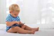 موبایل را ابزار سرگرم کردن و ساکت کردن کودک نکنیم