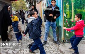 کودکانی که «دستبزن» دارند؛ چگونه با این مشکل برخورد کنیم؟