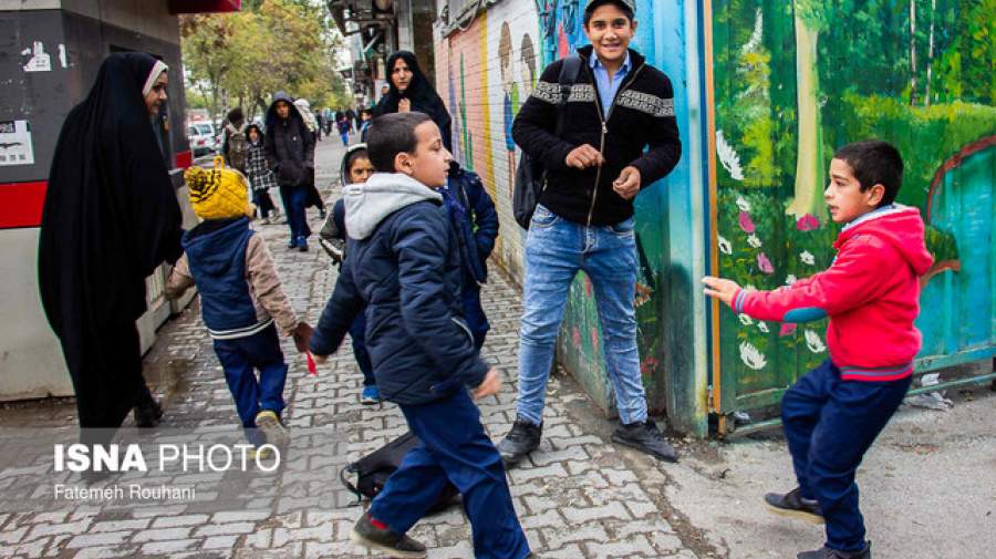 کودکانی که «دستبزن» دارند؛ چگونه با این مشکل برخورد کنیم؟